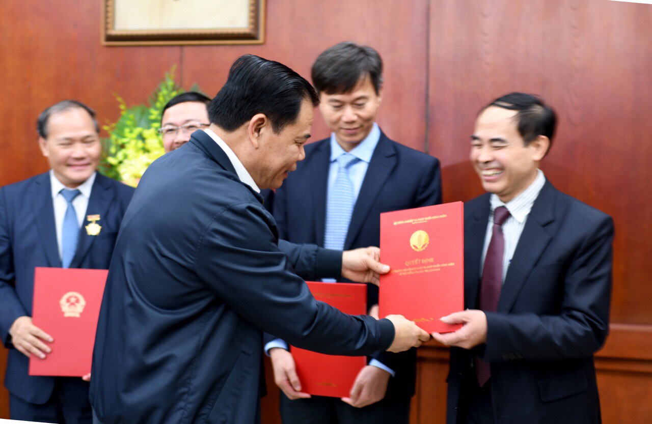 Bộ trưởng Nguyễn Xuân Cường trao quyết định bổ nhiệm cho ông Phạm Đình Văn