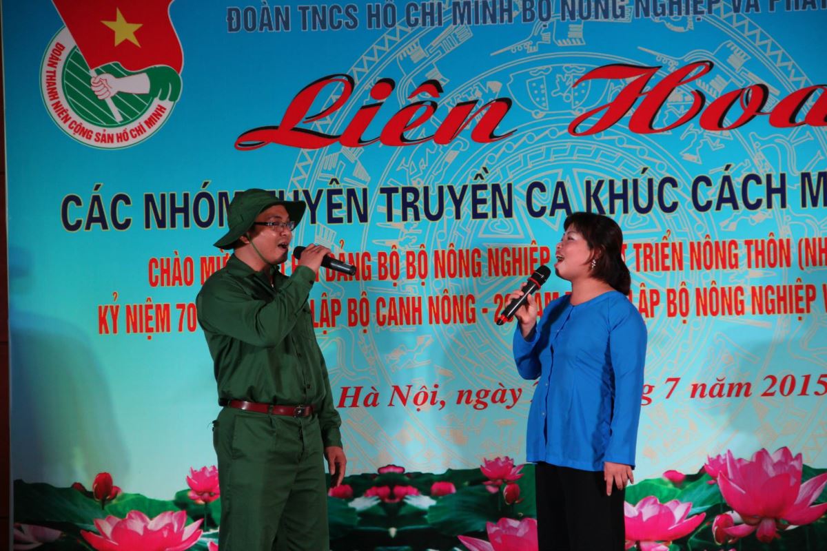 Tiết mục biểu diễn song ca Đại Dương và Thanh Vân với bài hát "Con kênh ta đào".