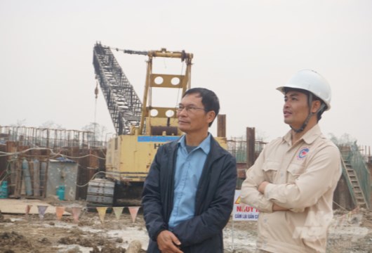 Dưới những công trình kỳ vĩ
